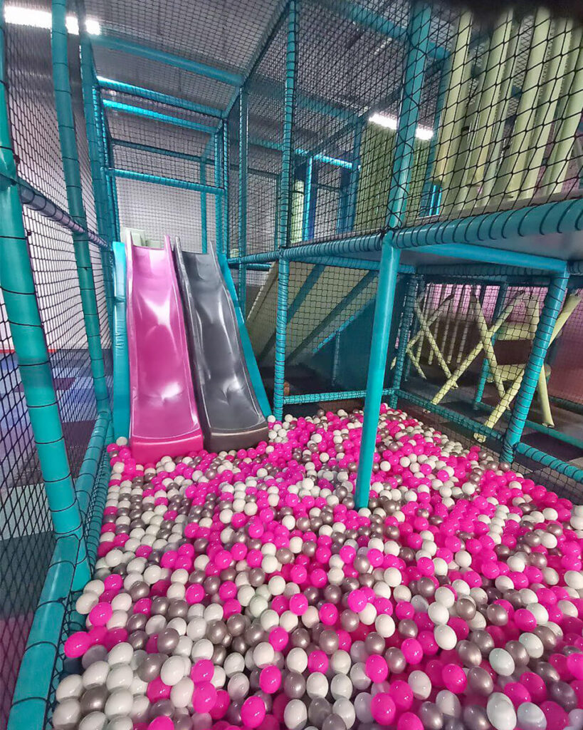 Dziecięcy centrum zabaw z areną trampolinową od producenta MIRTA – Projekt 2410-1-07